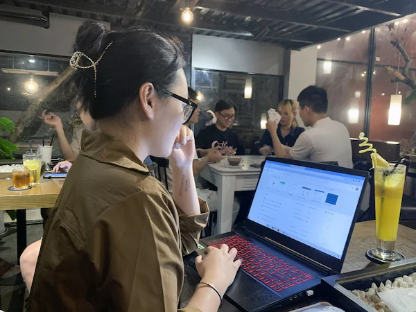 Freelancer-working-on-a-laptop-at-a-beachfront-cafe-in-vietnam