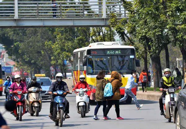 pedestrian-crossing-busy-street-vietnam