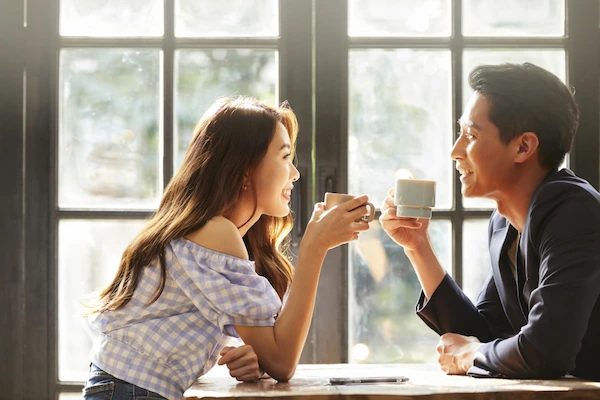 vietnamese-woman-laughing-foreign-man