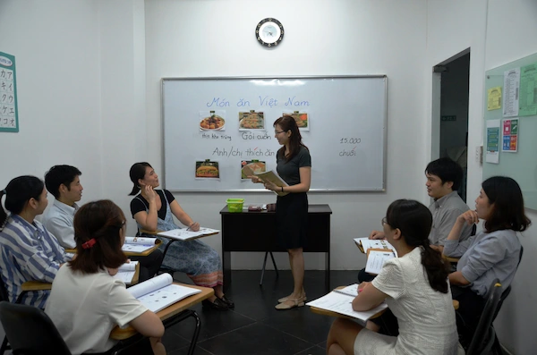 expat-attending-group-vietnamese-class 