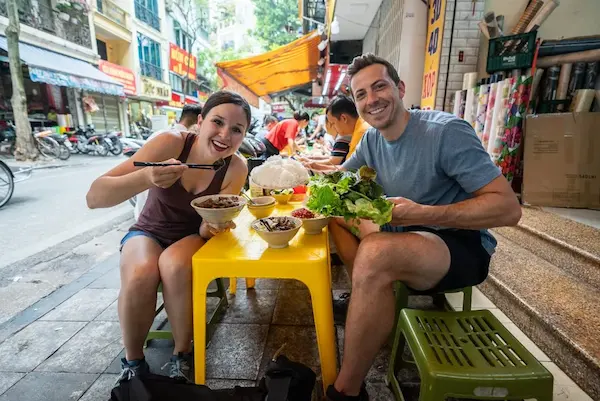 vibrant-street-food-market-in-vietnam 