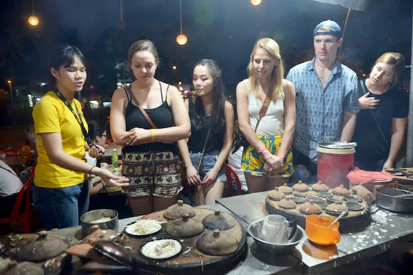 tour-guide-explaining-vietnamese-street-food-dish