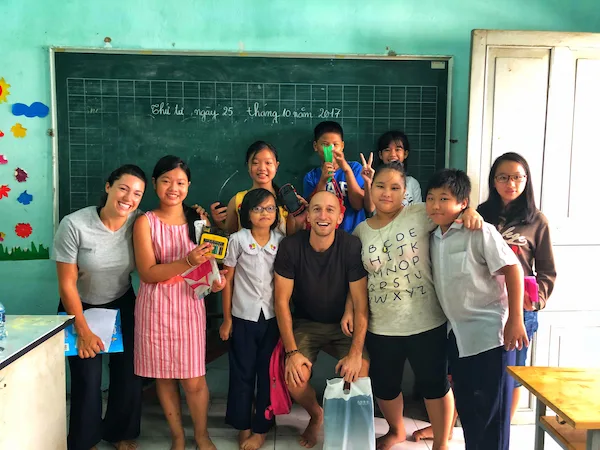 expat-teaching-english-to-children-in-vietnam