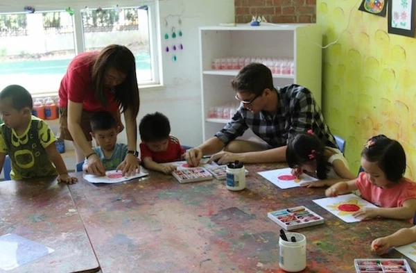 expat-teaching-art-class-to-vietnamese-children