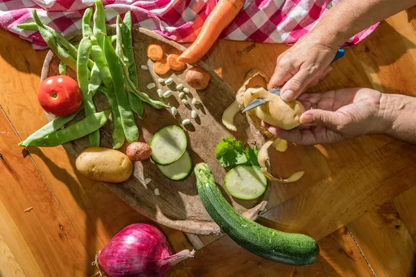 peeling-fruit-before-eating-reduces-bacteria