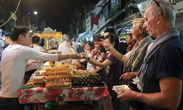 tourist-exploring-crowded-market