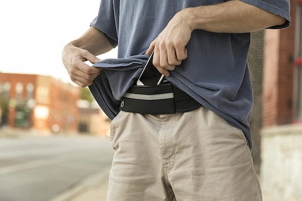 tourist-using-money-belt-in-vietnam 