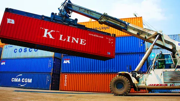 container-crane-lifting-cargo-ship