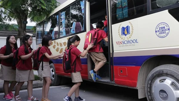 international-school-bus-picking-up-students