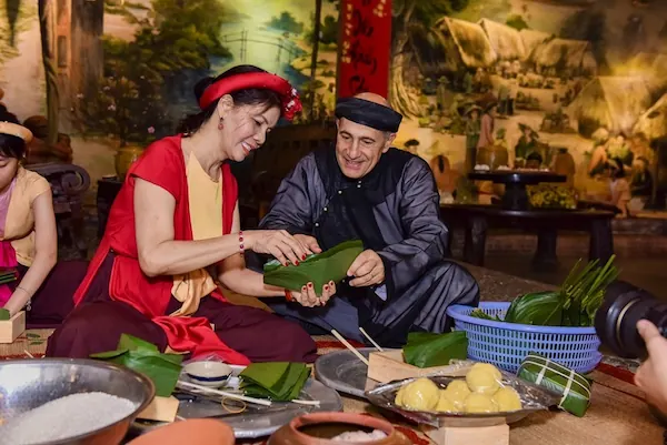  Round sticky rice cake with green banana leaves - expat wap chung cake - Vietnamese delicacy