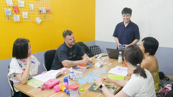  Group of students in a Tieng Viet Oi classroom laughing while practicing pronunciation - Tieng Viet Oi - fun learning environment